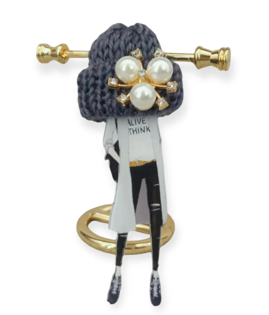 Spilla con modella fashion e cappellino in lana grigio antracite con perle