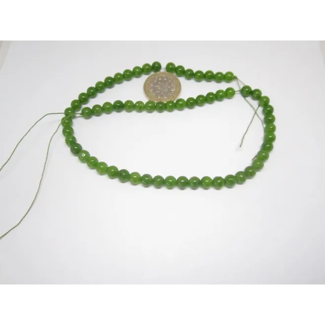 1 filo di giada chiara cabochon diametro 6 mm.