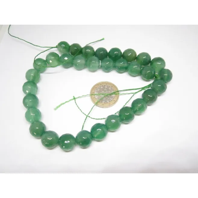 un filo di giada verde sfaccettata diametro 12 mm.