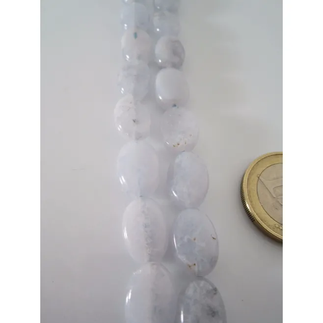 un filo di ovali piatti  in pietra dura calcedonio cabochon di 14x10 mm