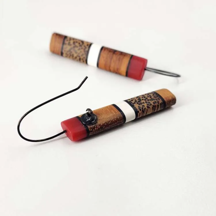 Orecchini pendenti Sticks in resina e legno