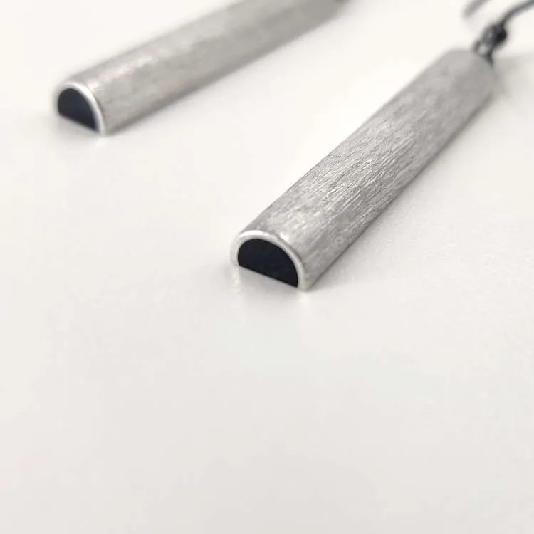 Orecchini pendenti Sticks in alluminio e resina