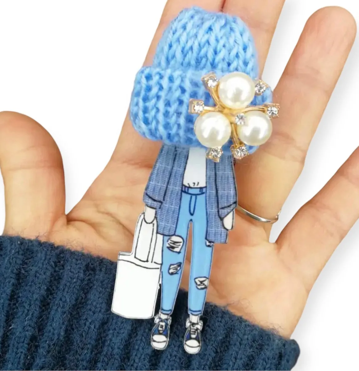 Spilla con modella fashion e cappellino in lana celeste con perle