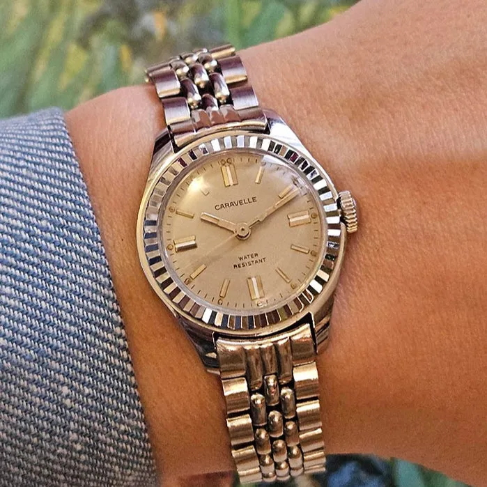 Anni '60 minuscolo Caravelle di Bulova Orologio meccanico per donne tono d'argento