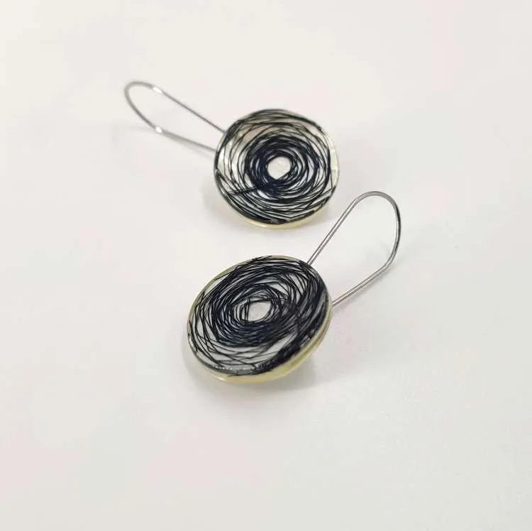 Orecchini pendenti Vortice in resina e madreperla