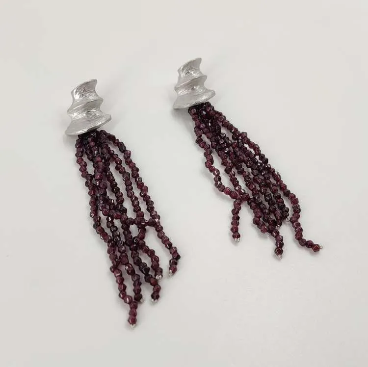 Orecchini pendenti Tarika in argento con granato