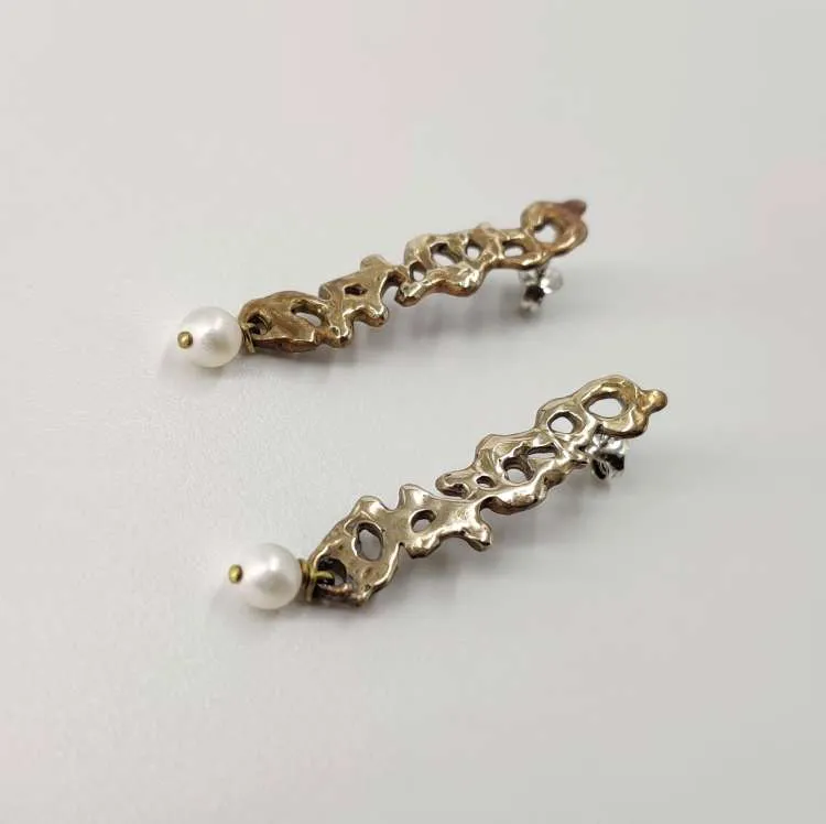 Orecchini pendenti Segno in bronzo con perle di fiume