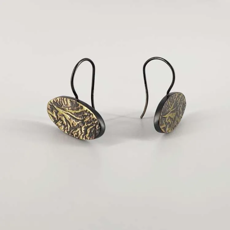 Orecchini pendenti Vinyet in bronzo brunito