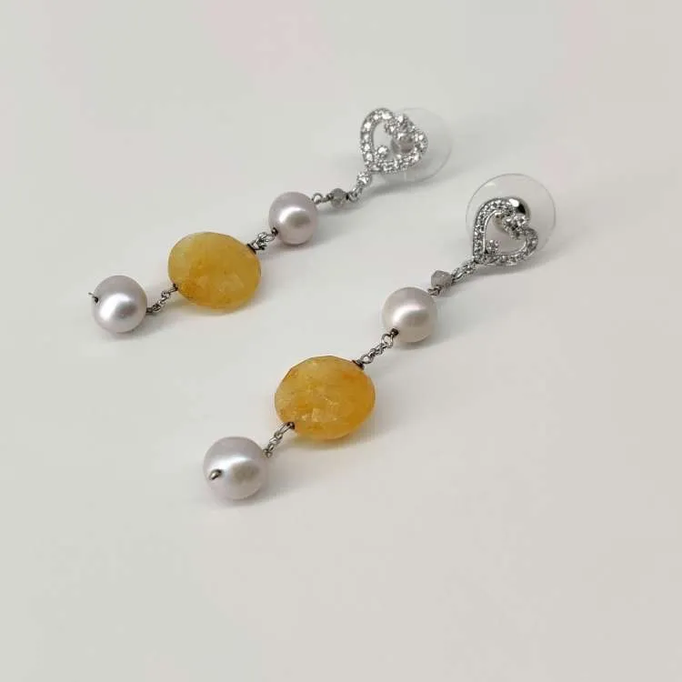 Orecchini pendenti Twila in argento con pietre dure e perle