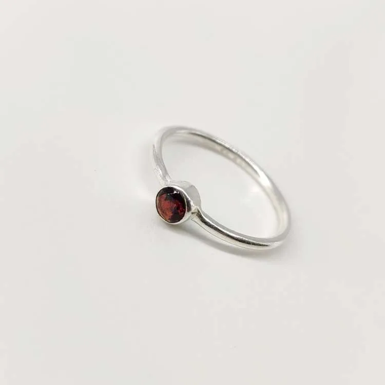 Anello a fedina sottile in argento Lucy con pietra dura