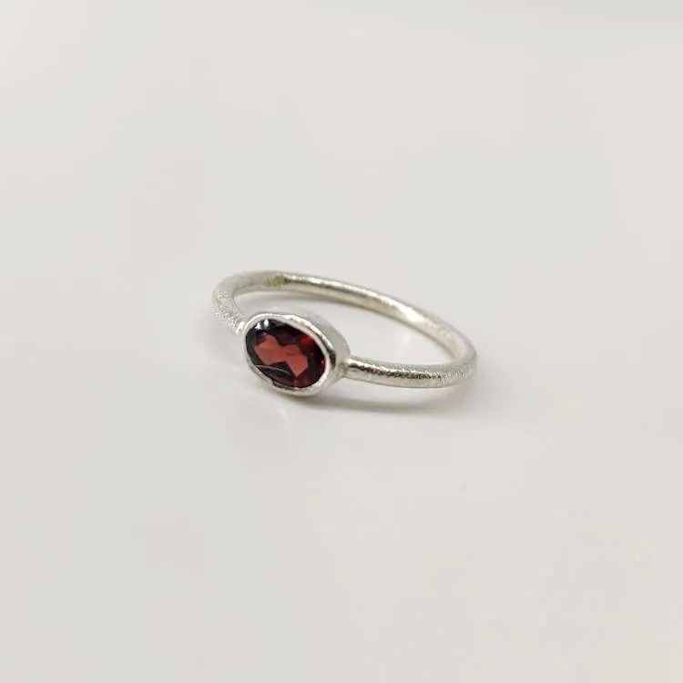 Anello a fedina sottile in argento Audrey con pietra dura