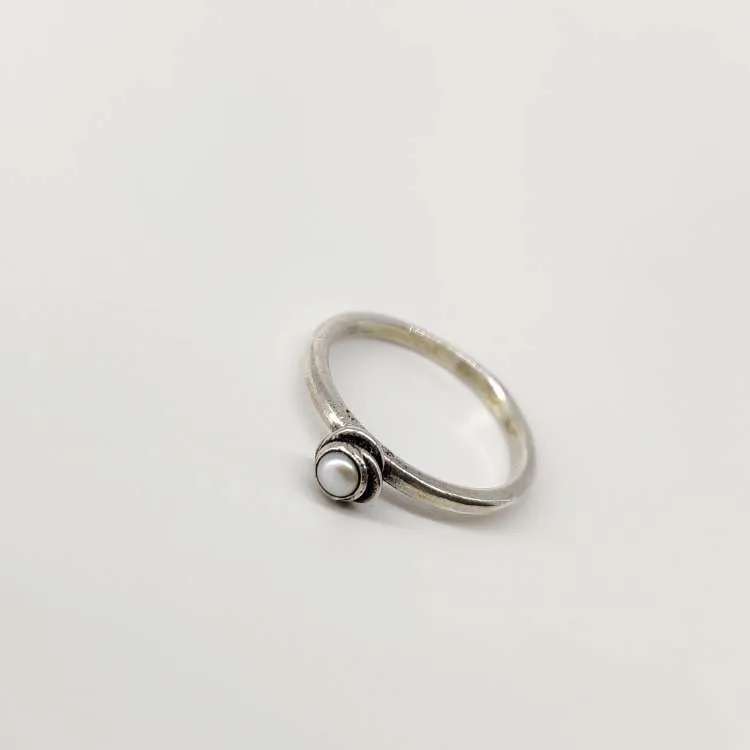 Anello a fedina in argento Tamika con perla di fiume