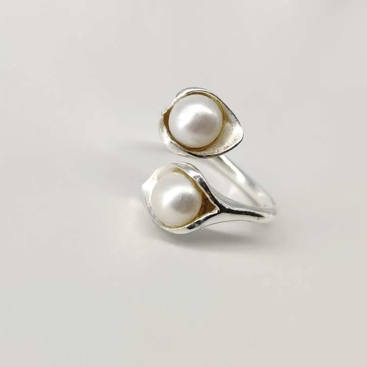 Anello aperto a spirale Dina in argento con perle