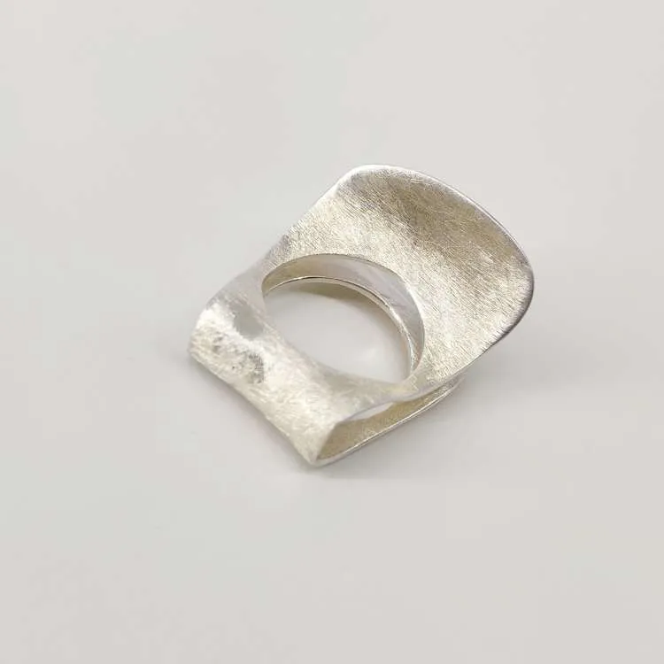 Anello a fascia alta Kristen in argento