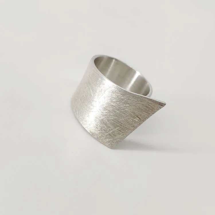 Anello a fascia aperta Ava in argento