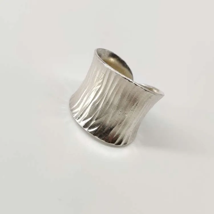 Anello aperto a fascia alta Corine in argento