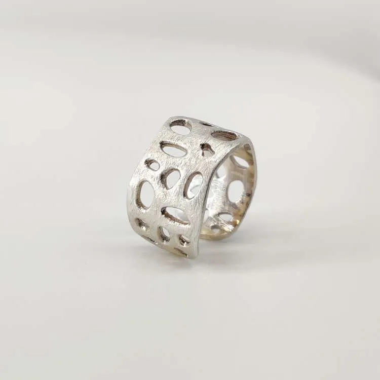 Anello a fascia aperta Gilda in argento