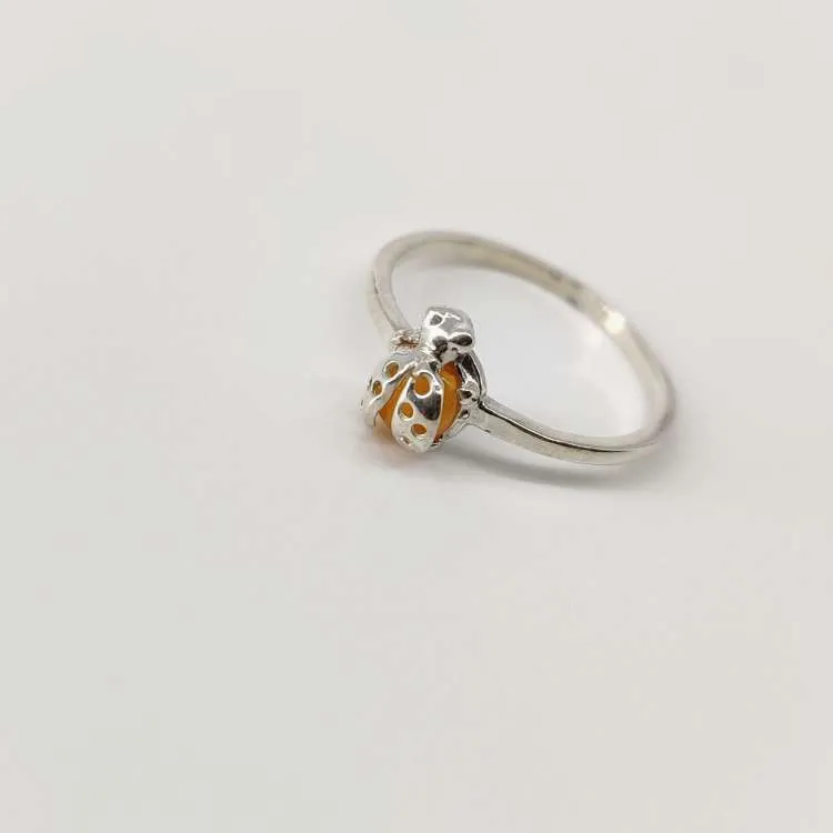 Anello a fedina Coccinella in argento con ambra baltica