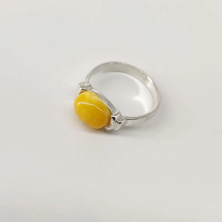 Anello a fedina Elina in argento con ambra baltica