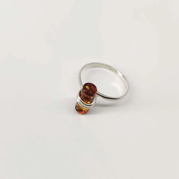 Anello a fedina Dora in argento con ambra baltica