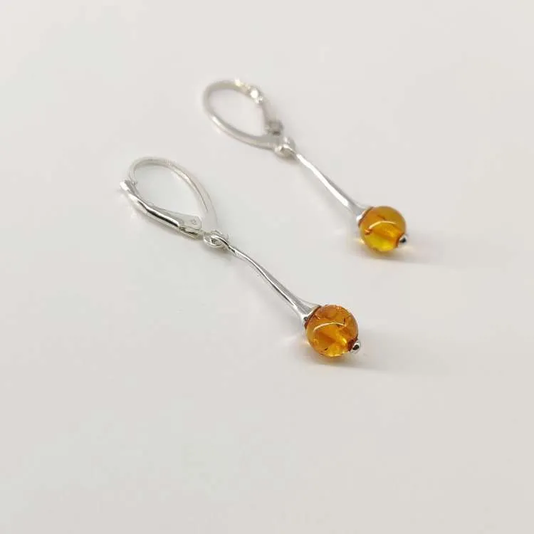 Orecchini pendenti Verna in argento con ambra baltica