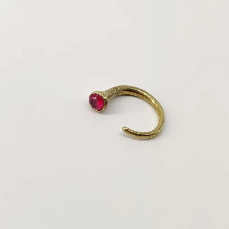 Anello a fedina aperta U con pietra dura