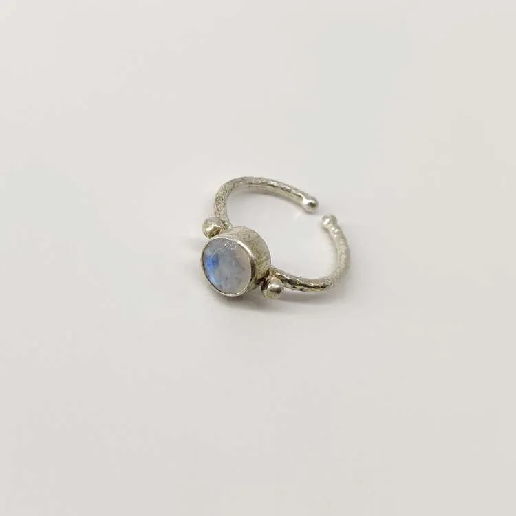 Anello a fedina aperta Tania con pietra dura
