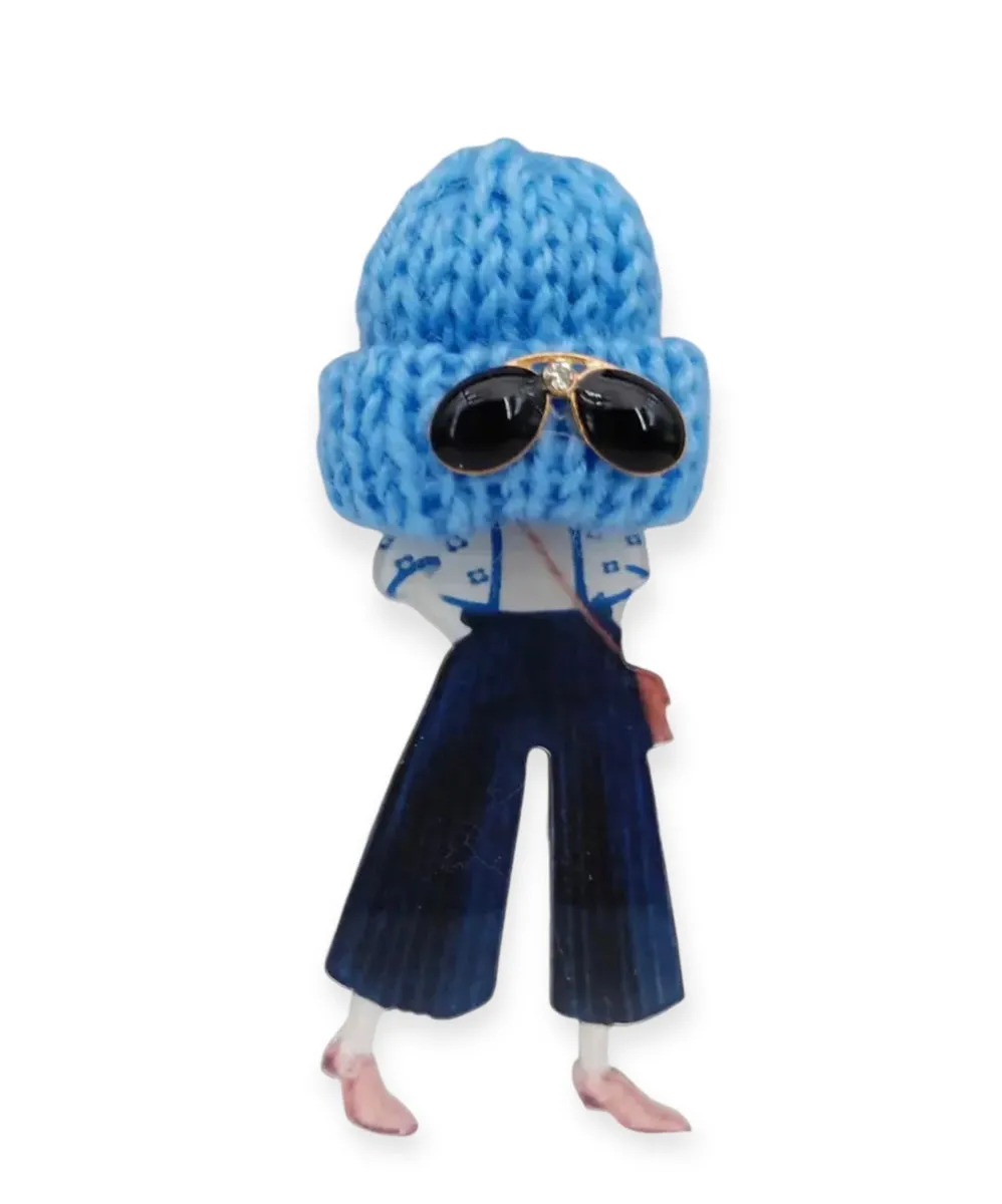 Spilla con modella fashion e cappellino in lana azzurro con occhiali da sole