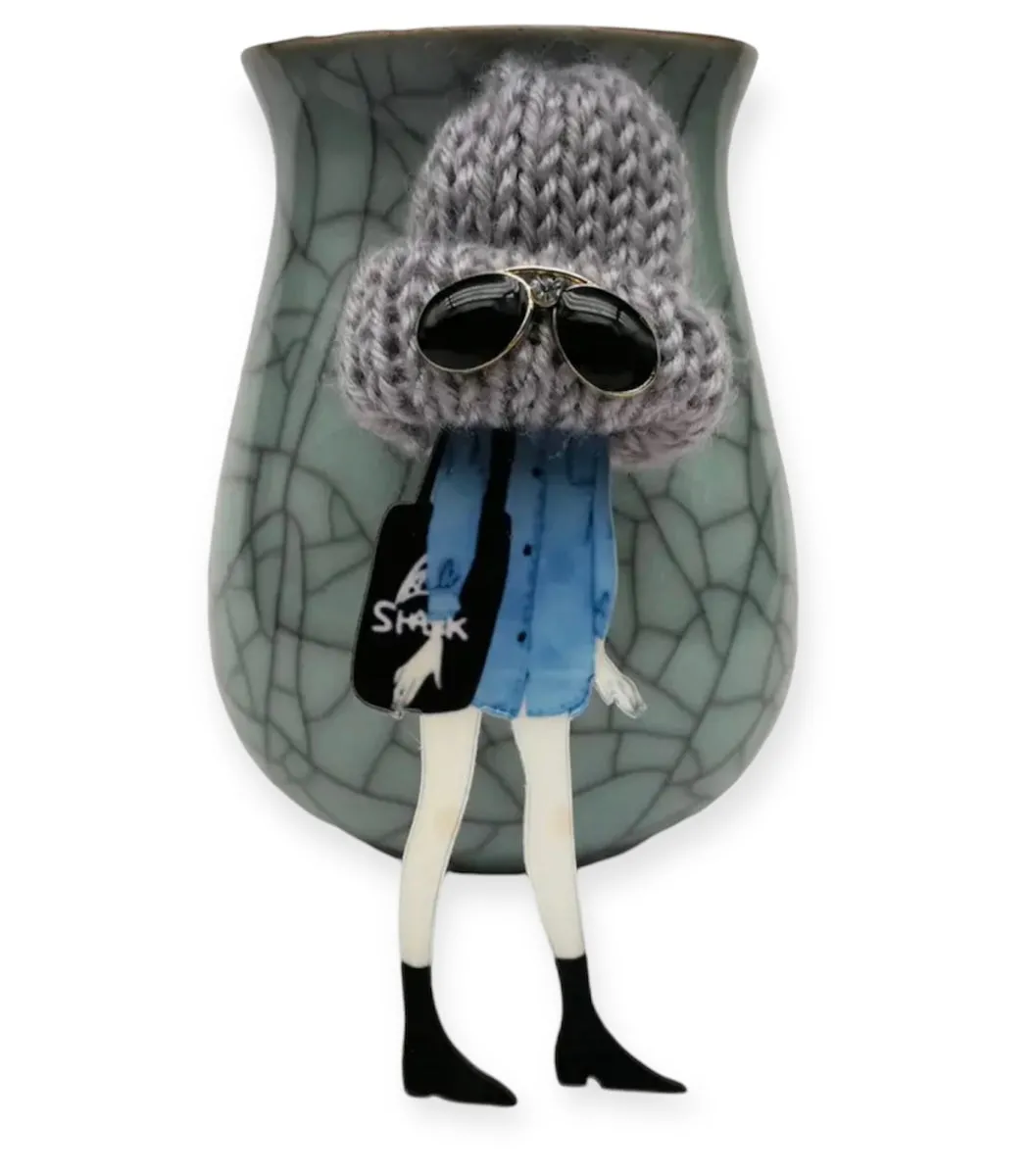 Spilla con modella fashion e cappellino in lana grigio con occhiali da sole