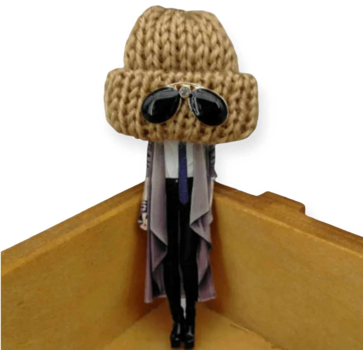 Spilla con modella fashion e cappellino in lana cammello con occhiali da sole