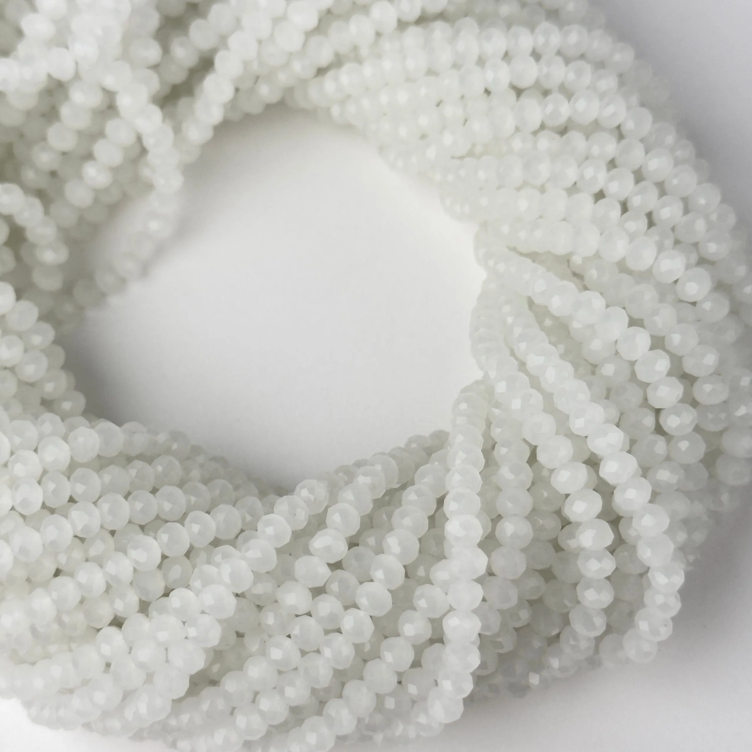 Undurchsichtige weiße Rondella-Kristalle 4 x 3 mm – 10 Stränge | Sarobidi