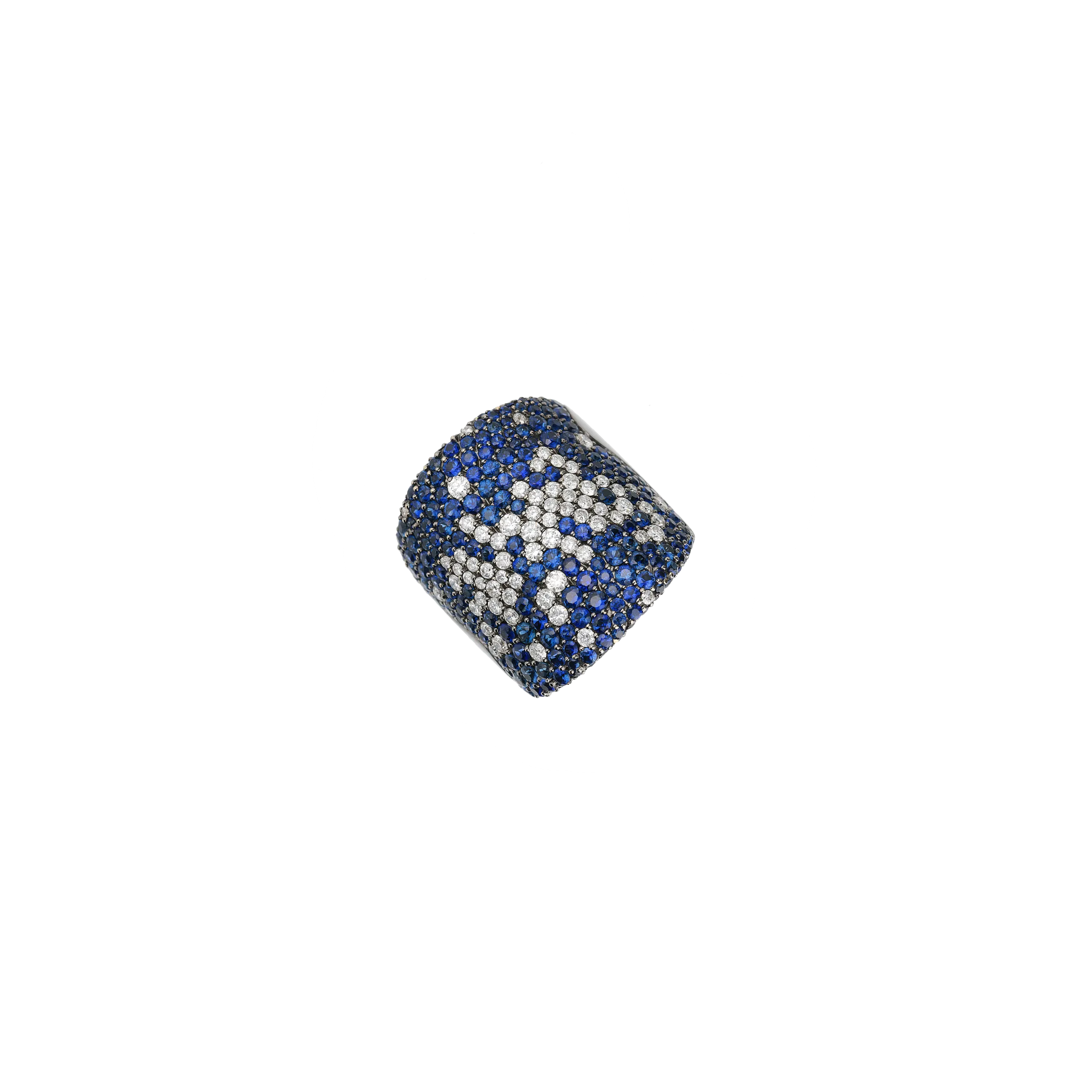 ANELLO A FASCIA ALTA IN ORO BIANCO BRUNITO CON PAVÈ DI DIAMANTI E ZAFFIRI BLU - VR20988SBDBW2