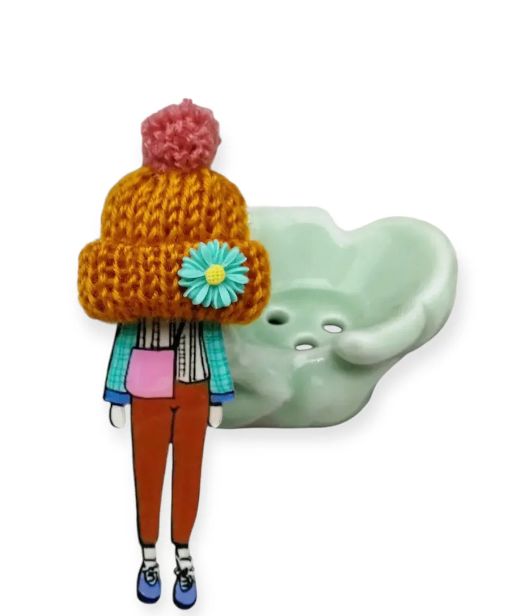 Spilla con modella fashion e cappellino in lana caramello con fiore