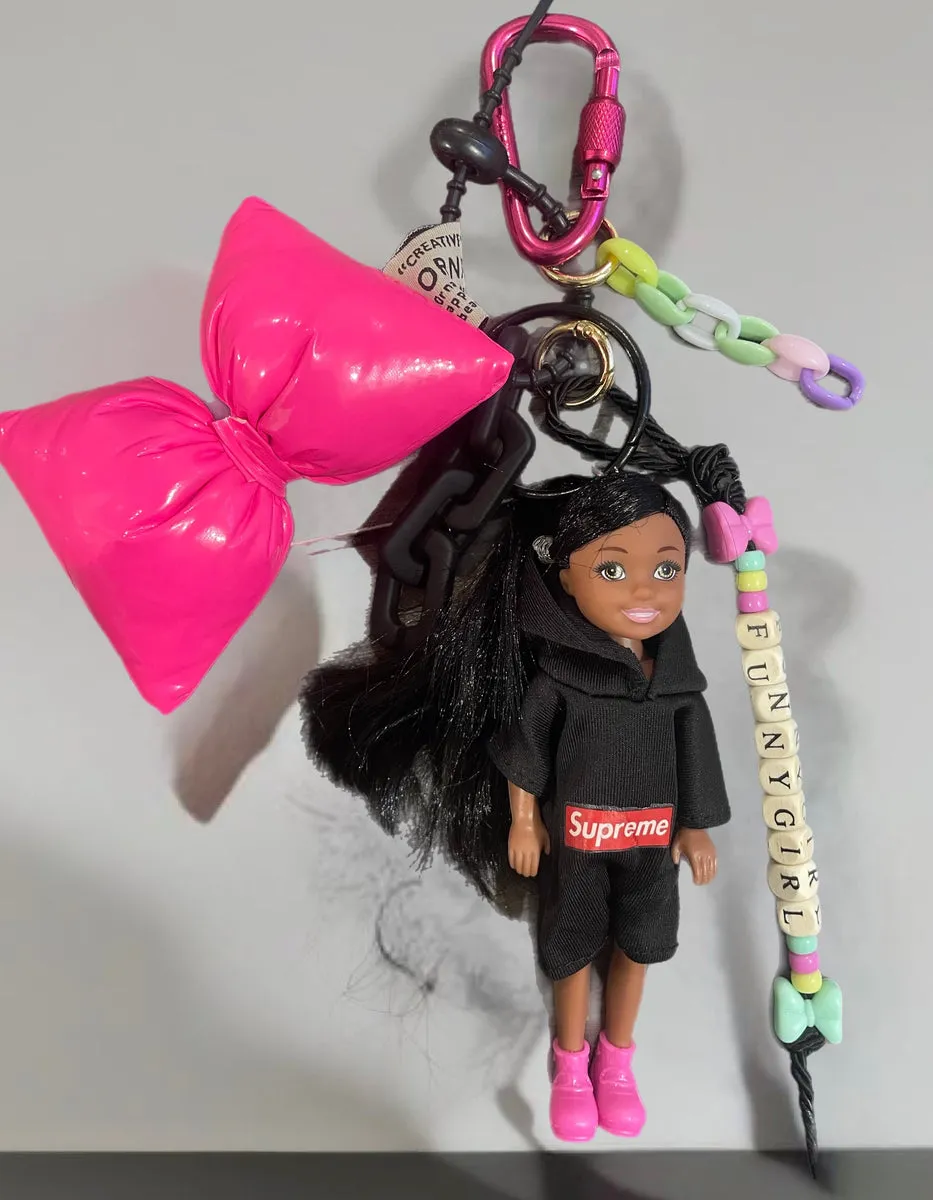 Pimp your Bag Keychain charmsper borsa e portachiavi BarbieShelly capelli neri con felpa nera