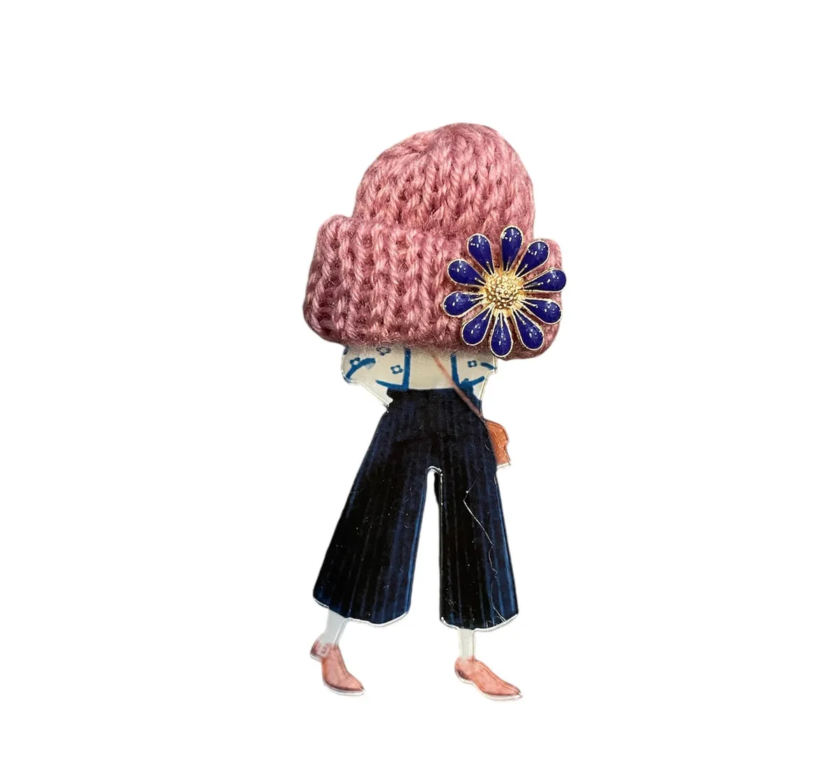 Spilla in resina con modella e cappello in lana rosa con fiore