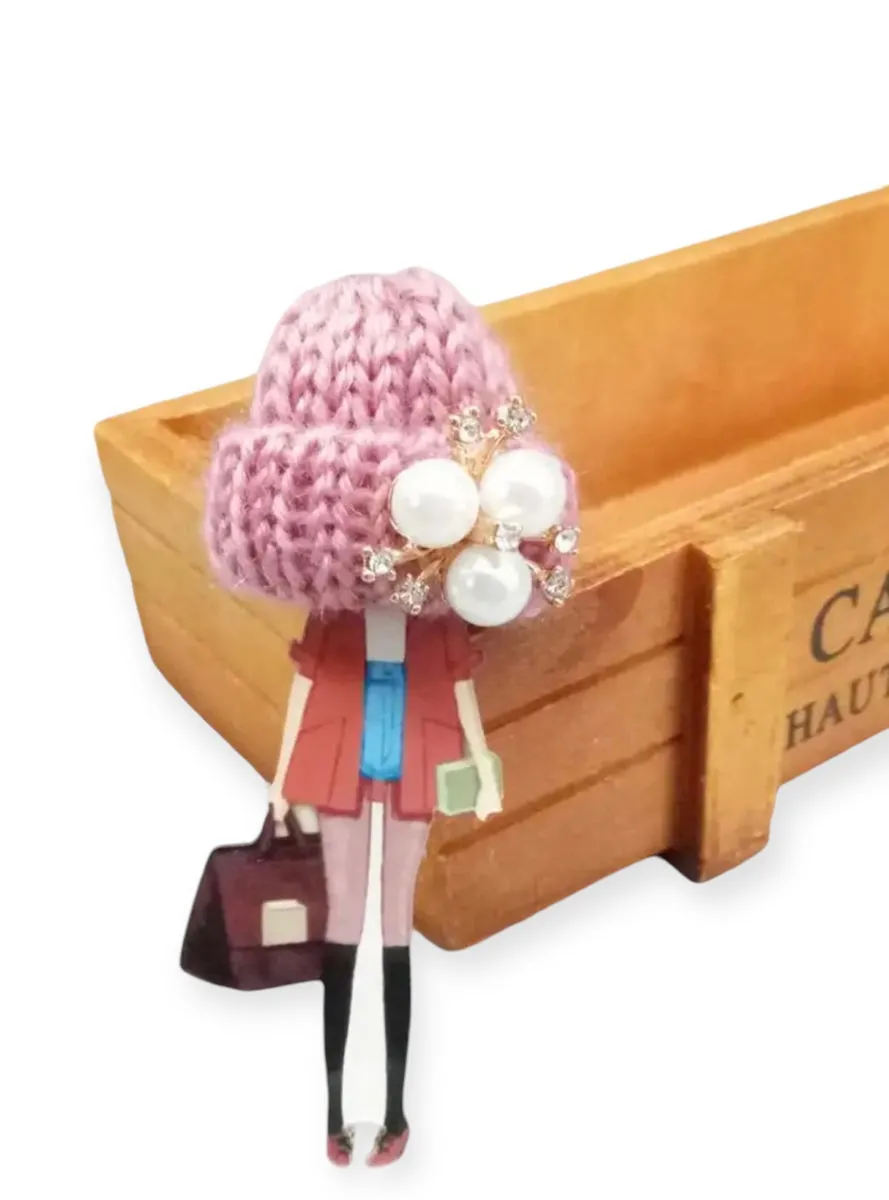Spilla con modella fashion e cappellino il lana con perle