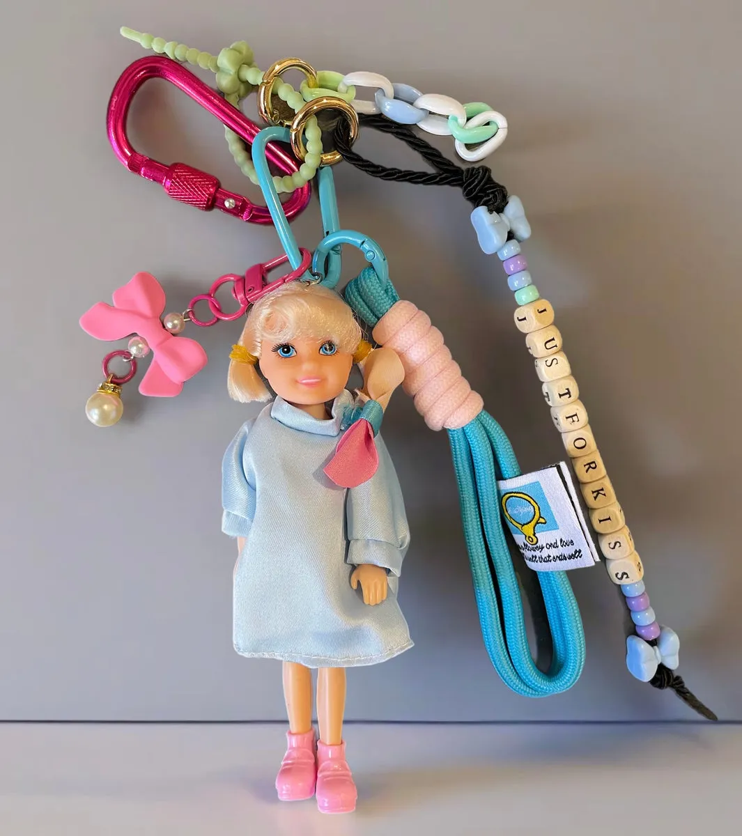 Pino your Bag Keychain charms per borsa e portachiavi Barbie bionda con abitìno celeste