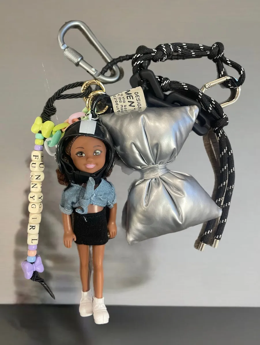 Pimp your Bag Keychain charmsper borsa e portachiavi BarbieShelly capelli castani casco nero con stella