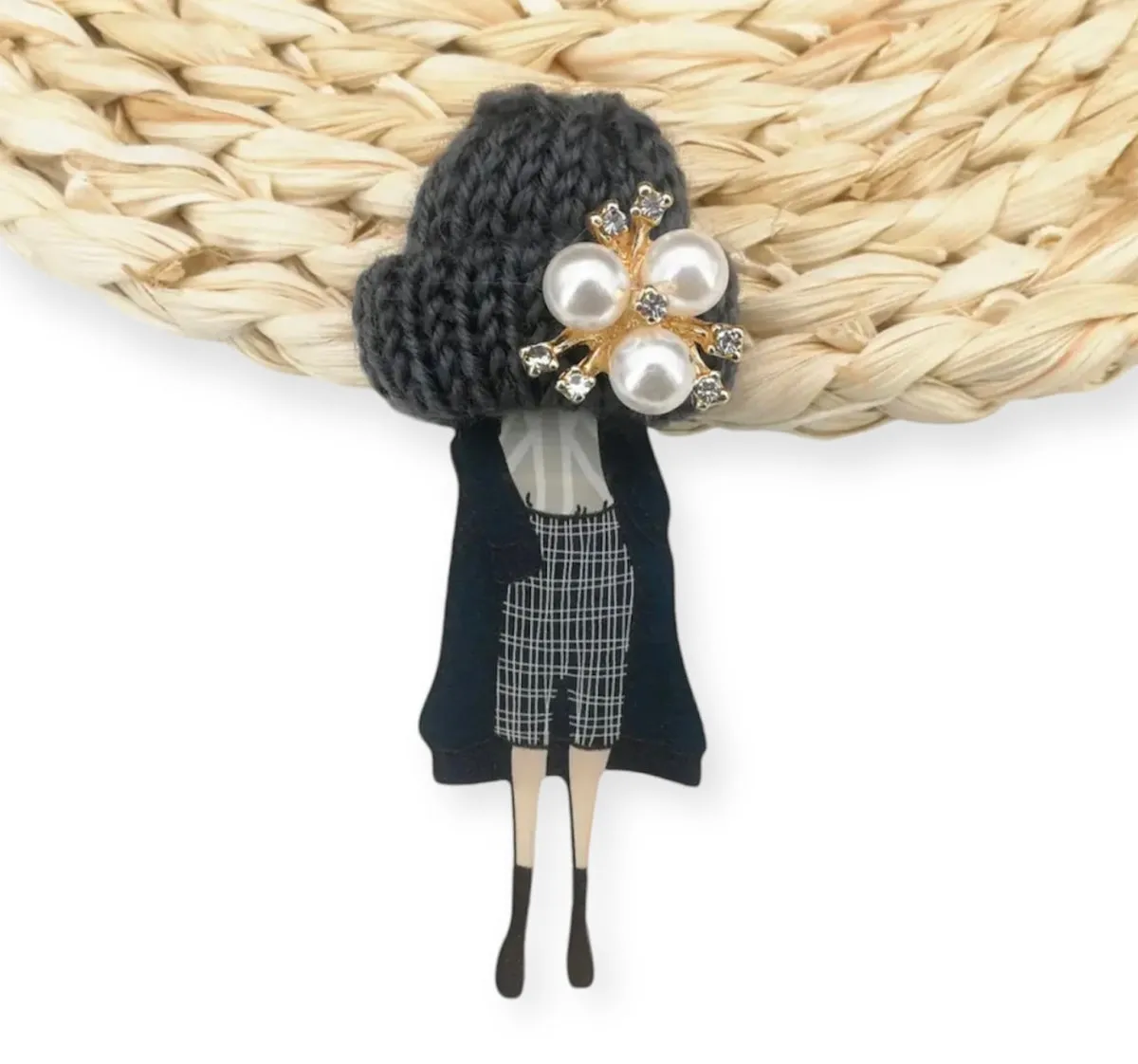 Spilla con modella fashion e cappellino in lana grugio antracite con perle