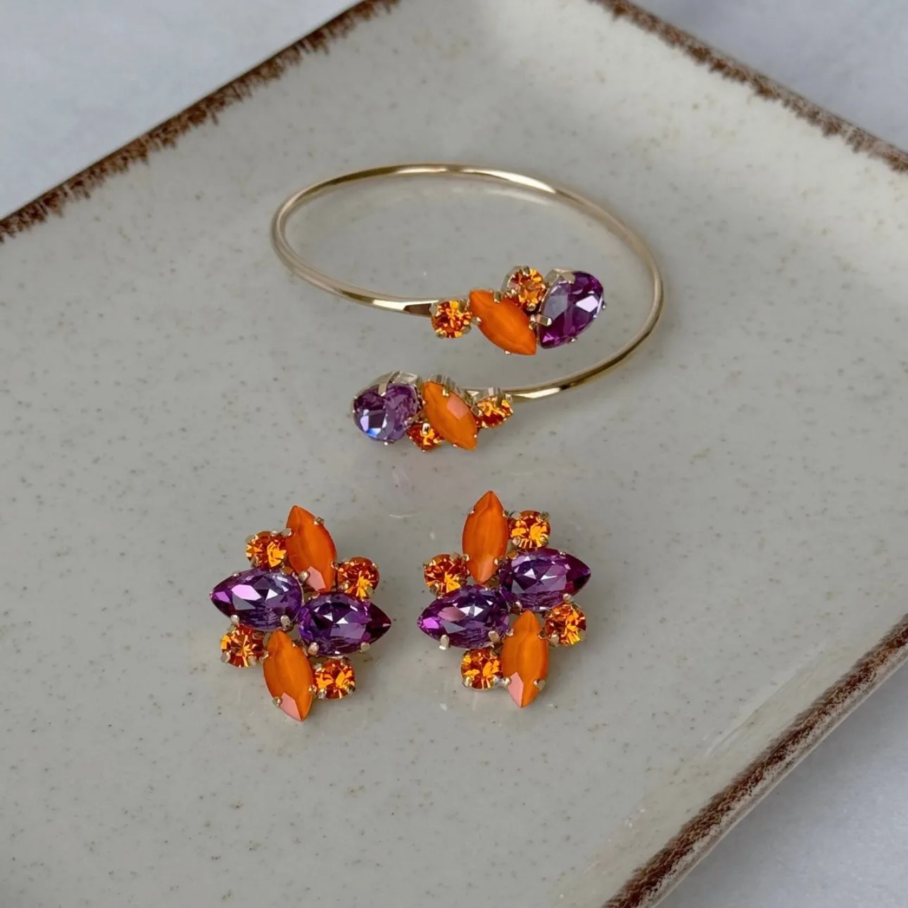 Completo viola e arancio