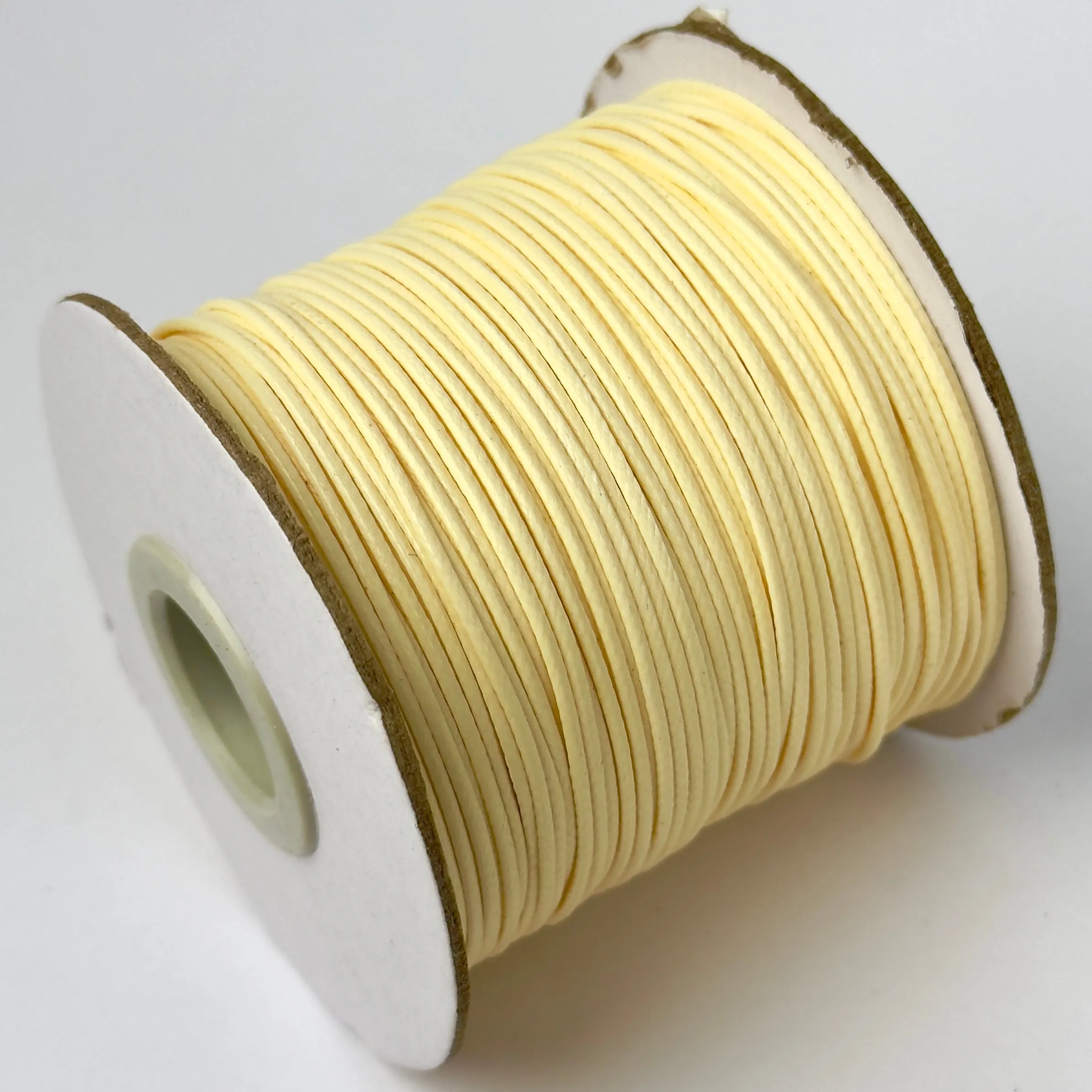 Cremefarbener 1-mm-Synthetikfaden aus gewachster Baumwolle – 80-m-Spule