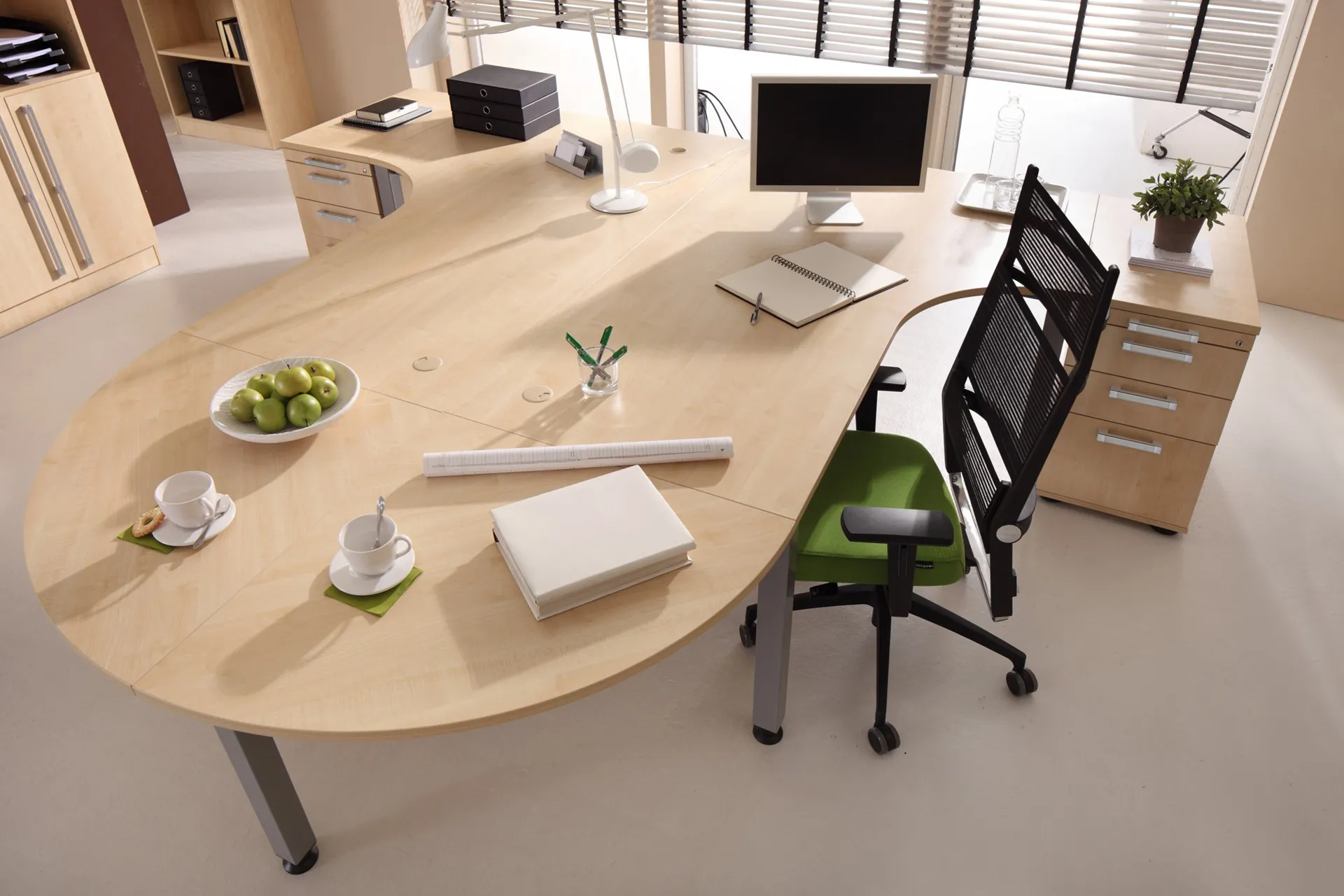 Zwei Personen Schreibtisch Fremma