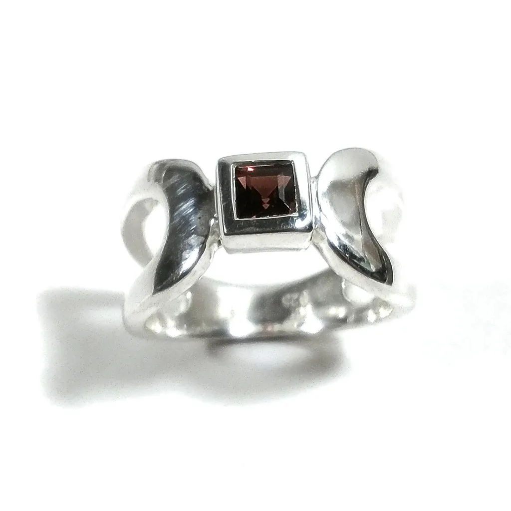 Band ring with faceted stone in 925 silver - AYURNA