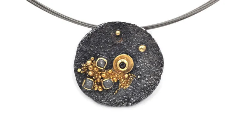 Ciondolo in argento placcato oro e annerito, diamante nero e tre diamanti grezzi