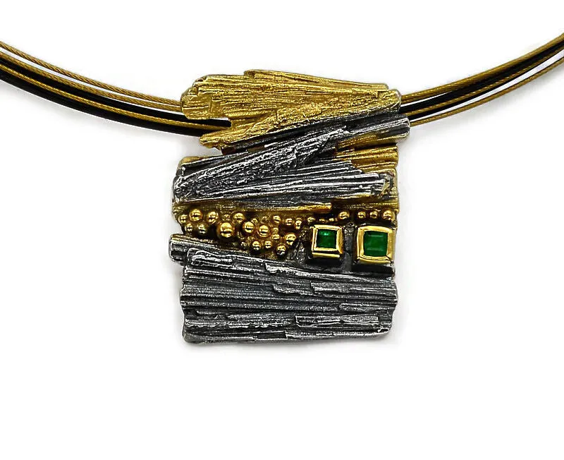 Ciondolo in argento placcato oro e argento annerito con uno smeraldo