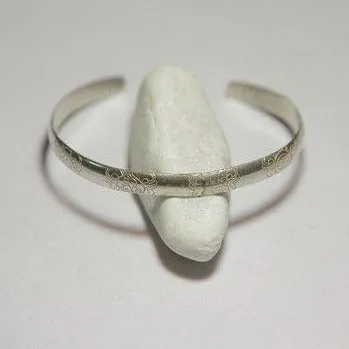 Starres, mit Silber verziertes Armband