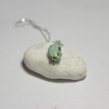 Türkiser Totenkopf-Anhänger aus Paste