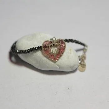 Armband aus Halbedelsteinen mit herzförmigem Anhänger