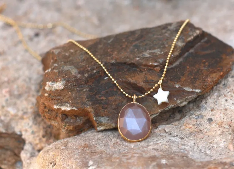 Collar de piedra y estrella