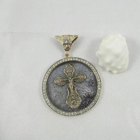 Runder gekreuzigter Anhänger aus Silber/Bronze